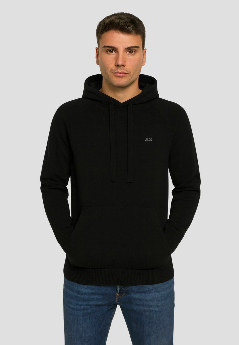 Felpa nera con cappuccio, tasca a marsupio, polsini e orlo a costine. Presenta un piccolo logo discreto sul petto, realizzata in un morbido mix di cotone.