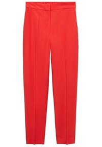 Pantalons rouges avec une coupe ajustée, présentant un tissu lisse, des détails de plis à l'avant et une ceinture plate pour une silhouette él égante.