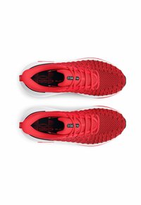 Zapatillas deportivas rojas con una parte superior de malla texturizada, cordones prominentes y una punta negra. Suela intermedia blanca y un detalle gráfico en la plantilla.