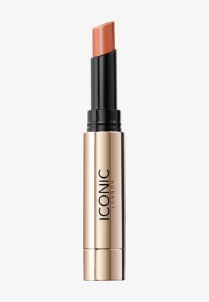 Lipstick in een gouden en zwarte draaibus, met een schuin, gedempte perzikkleurige bullet. Strak design met een gladde textuur en glanzende afwerking.