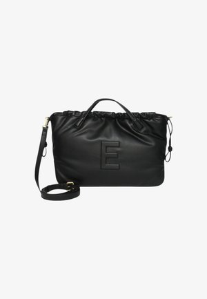 Borsa a mano in pelle nera con parte superiore arricciata, lettera "E" in rilievo sulla parte anteriore e tracolla removibile. Texture liscia e design minimalista.
