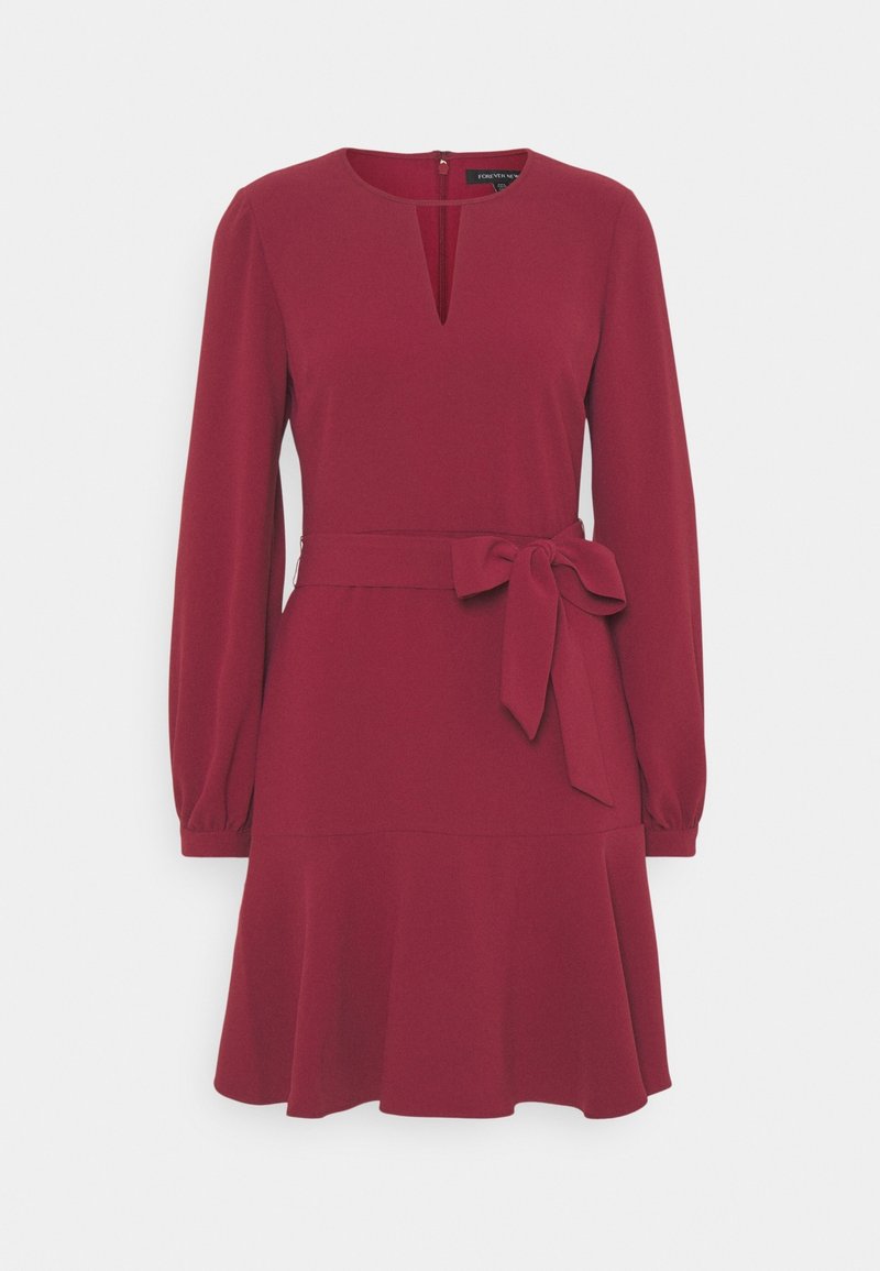 Robe bordeaux à manches longues avec encolure ronde, fente à l'avant, ceinture nouée à la taille et ourlet évasé.