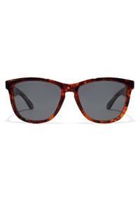 Ochelari de soare cu model țestoasă, având lentile închise la culoare, cu o ramă lată, design unghiular și textură netedă. Brațele se subțiază ușor la capete.