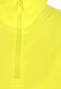 Gul fleece pullover med højt krave og kvart lynlås, der har en blød tekstur og fladbåndsdesign.