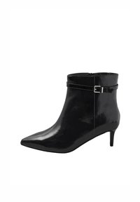 Botín de charol negro hasta el tobillo con punta afilada, tacón fino y una correa decorativa con hebilla alrededor del tobillo. Textura de superficie suave y brillante.