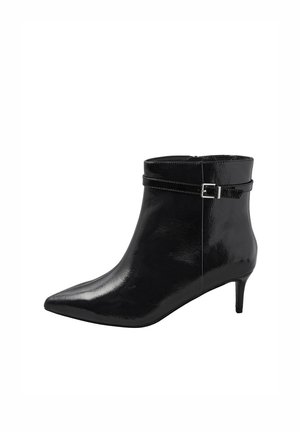 Schwarze Lackleder-Stiefelette mit spitzem Schuhschild, schmalem Absatz und einem dekorativen Riemen mit Schnalle um den Knöchel. Glatte, glänzende Oberflächenstruktur.