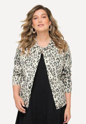 Denim jas met luipaardprint, voorzien van een kraag, lange mouwen, knopen aan de voorkant en twee borstzakken. De basiskleur is lichtbeige met donkergrijze vlekken.