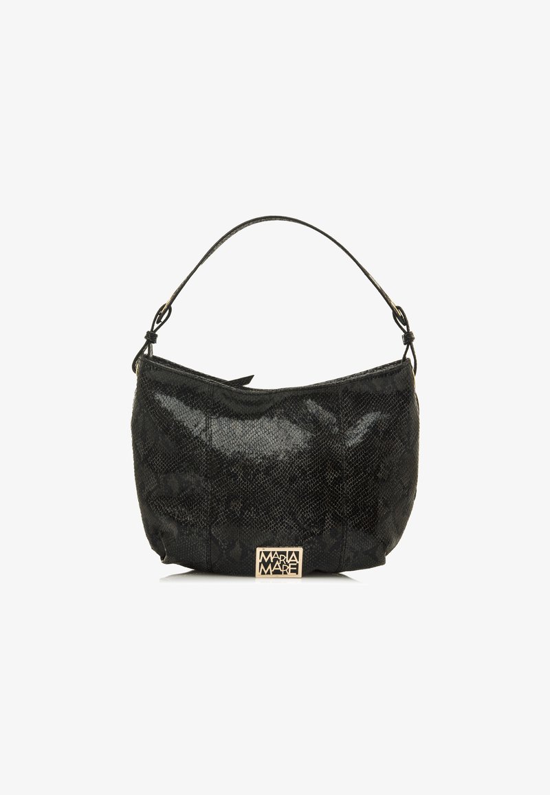 Bolso de mano negro con un patrón de piel de serpiente texturizado y brillante, que cuenta con una sola correa para el hombro y un acento de logo dorado en la parte frontal.