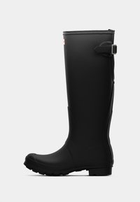 Μαύρη ελαστική μπότα βροχής με υφή, ψηλό στέλεχος, στρογγυλή μύτη και διακόσμηση με αγκράφα στο πλάι. Βαθιά σόλα για καλή πρόσφυση.
