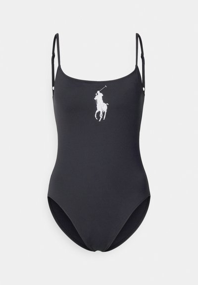 Maillot de bain noir une pièce avec des fines bretelles, présentant un logo de cheval brodé en blanc sur la poitrine et un tissu lisse et extensible.