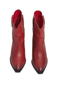 Botas de tobillo de cuero rojo con punta afilada, que presentan costuras decorativas y detalles recortados en el tobillo. Suela de goma negra.