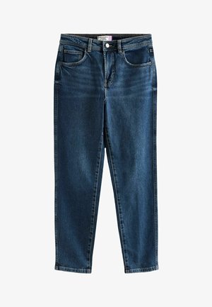 Jean en denim bleu foncé avec une coupe décontractée, cinq poches et passants de ceinture. Présente des coutures visibles et un design de jambe légèrement fuselée.