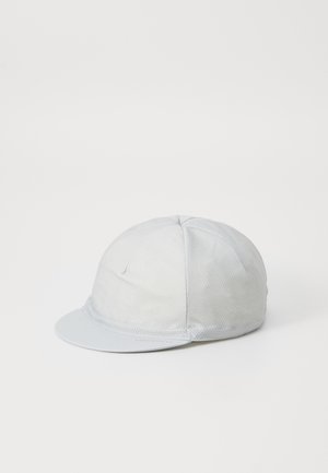 Casquette de vélo gris clair en matériau en maille respirante avec une visière douce, dotée d'un design sans couture et de détails de couture subtils.