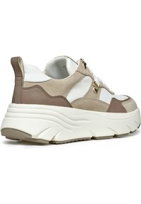 Chunkiga sneakers med beige mocka och bruna läderöverdrag, vit meshkrage, tjock vit texturerad sula och ögla i guldmetall.