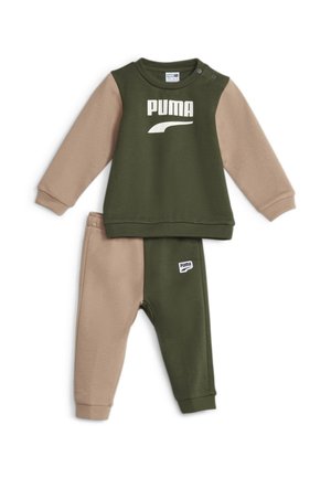 Chándal para niño pequeño en verde oliva y beige que incluye una sudadera con logo, mangas en contraste y pantalones a juego con un parche de logo en el lateral.