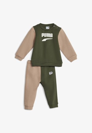 Ensemble de survêtement pour tout-petit en vert olive et beige, comprenant un haut à encolure par-dessus avec logo, des manches contrastées et un pantalon assorti avec un patch logo sur le côté.