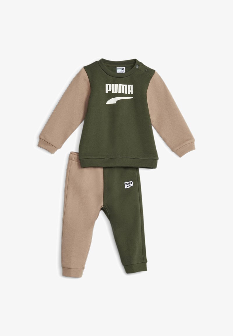 Chándal para niño pequeño en verde oliva y beige que incluye una sudadera con logo, mangas en contraste y pantalones a juego con un parche de logo en el lateral.