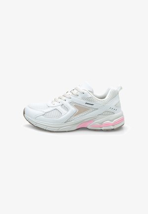 Witte sportieve sneaker met een bovenwerk van mesh, roze en grijze accenten, een gevoerde kraag en een getextureerde zool voor verbeterde grip en comfort.