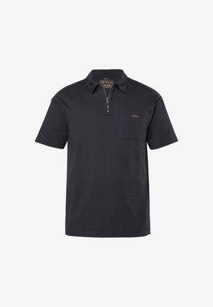 Musta, lyhythihainen poolopaita, jossa on vetoketjullinen kaulus ja rintatasku. Taskussa ja kauluksen sisäpuolella on pieniä painettuja tekstejä.