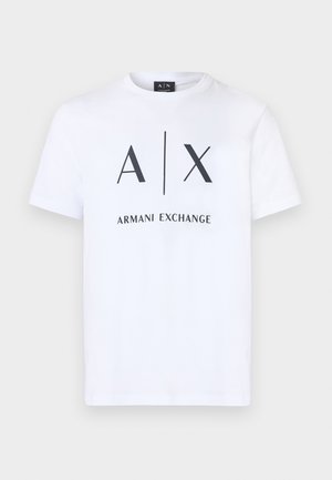 Bílé bavlněné tričko s černým grafickým motivem obsahujícím text „A|X“ a „ARMANI EXCHANGE“. Kulatý výstřih a krátké rukávy.