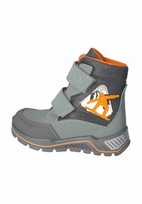 Bota de material mixto en gris con acentos naranjas, cintas de Velcro y un gráfico lateral de un snowboarder. Suela texturizada para mayor agarre.
