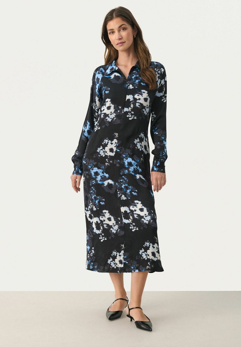 Blumenkleid mit schwarzem Grund, blauen und weißen Mustern, langen Ärmeln, einem Kragen und einer knöpfbaren Vorderseite; mittellang mit einer glatten Textur.
