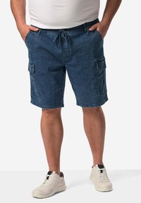 Mörkblå denim cargo shorts med dragsko i midjan, två sidofickor och två lårfickor. Hållbart tyg med en mjuk textur.