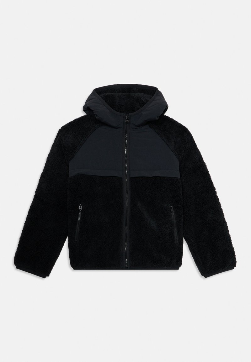 Veste en polaire noire avec capuche, fermeture éclair frontale complète, deux poches latérales zippées et panneaux en tissu lisse sur les épaules et la poitrine.
