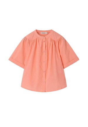 Blouse à manches courtes de couleur corail rose avec encolure ronde, fermeture boutonnée sur le devant et détails de tissu froncé sur les épaules.