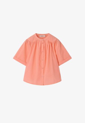Blouse à manches courtes de couleur corail rose avec encolure ronde, fermeture boutonnée sur le devant et détails de tissu froncé sur les épaules.