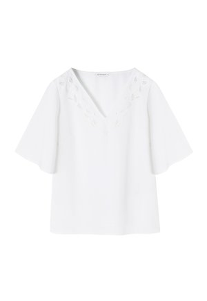 Bluză albă cu decolteu în V, mâneci scurte tip fluture și detalii brodate complicate în jurul decolteului. Textură netedă.