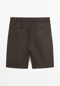 Pantaloncini marrone scuro con elastico in vita e due tasche posteriori sottili, mostrati distesi su uno sfondo bianco.