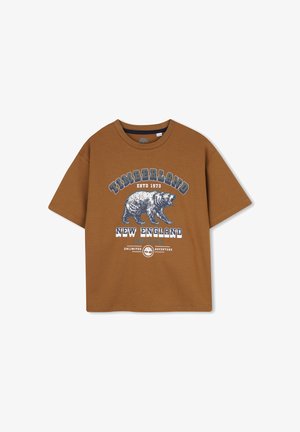 Bruine Timberland t-shirt met een blauw-wit berenmotief en tekst met de woorden Timberland, New England, NH U.S.A en unlimited adventure.