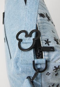 Borsa in denim azzurro chiaro con hardware nero, caratterizzata da un tirazip a forma di Topolino e da motivi floreali ricamati.
