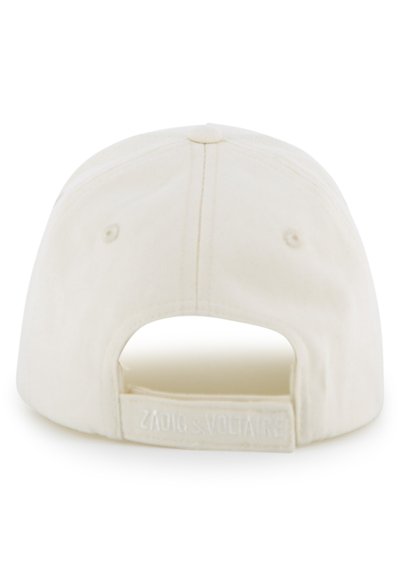 Μπέιζμπολ καπέλο σε κρεμ χρώμα με καμπυλωτό γείσο, ρυθμιζόμενο λουράκι και ανάγλυφη λεπτομέρεια λογότυπου στο πίσω μέρος. Υφή βαμβακερού υφάσματος.
