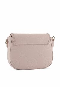 Borsa a tracolla in pelle rosa con motivi floreali e logo in rilievo, forma arrotondata, chiusura a patta e dettagli in metallo color oro.