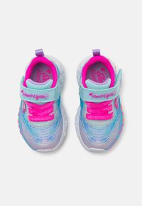 Leuchtende Sneakers mit einem mehrfarbigen, schimmernden Obermaterial, pinken Akzenten, einem Klettverschluss und einer strukturierten Gummisohle mit bunten Details.