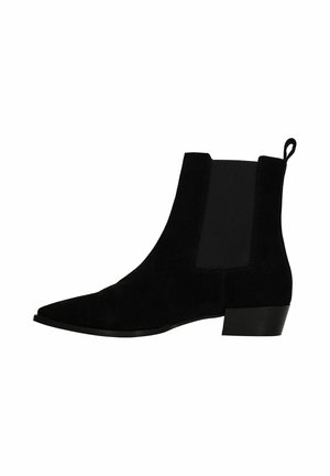 Schwarze Wildleder-Stiefelette mit spitz zulaufender Zehenpartie, elastischen Seitenpanelen und einem niedrigen Blockabsatz. Mit einer Ziehlasche hinten für einfaches An- und Ausziehen.