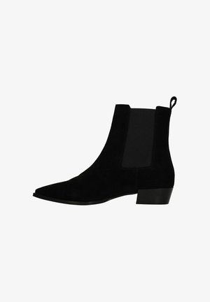 Botte de cheville en daim noir avec un bout pointu, des panneaux latéraux élastiques et un petit talon carré. Dotée d'une languette à l'arrière pour un enfilage facile.