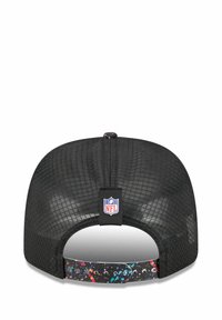 Schwarze Mesh-Cap mit einem bunten Splatter-Design am verstellbaren Riemen. NFL-Logo-Tag in der Mitte hinten. Gebogener Schirm.