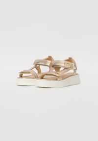 Gullmetalliske sandaler med plattformsåle, som har to justerbare stropper og sirkulære detaljer for sikker passform.
