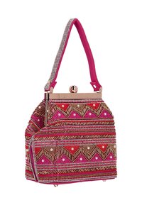 Geantă cu mărgele cu un model în zigzag roz și auriu, împodobită cu perle, accesorii metalice și o curea decorată cu pietre strălucitoare.