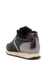 Schwarzer und grauer Sneaker mit einem strukturierten Wollkörper, metallisch silbernen Akzenten und einer kontrastierenden braunen Ferse. Verfügt über eine Gummisohle.