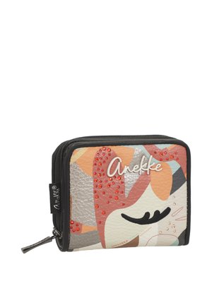 Kompaktes rechteckiges Portemonnaie mit mehrfarbigem abstraktem Design, roten Strasssteinen, schwarzem Reißverschluss und "Anekke"-Logo auf der Vorderseite.