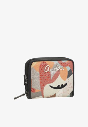 Kompaktes rechteckiges Portemonnaie mit mehrfarbigem abstraktem Design, roten Strasssteinen, schwarzem Reißverschluss und "Anekke"-Logo auf der Vorderseite.