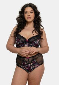 Ensemble de lingerie à imprimé floral avec des détails en dentelle noire, soutien-gorge à armatures avec des accents roses, et culotte taille haute assortie avec des panneaux en maille.