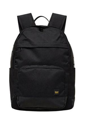 Zaino nero con spallacci imbottiti, tasca frontale con cerniera, tasche laterali e una piccola etichetta gialla e nera nell'angolo in basso a destra.