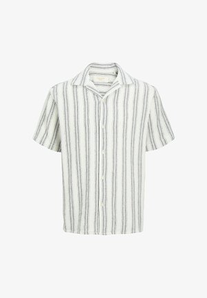 Camisa blanca de manga corta con botones, rayas verticales negras y cuello abierto, mostrada sobre un fondo blanco.