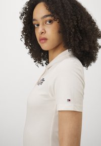 Tommy Hilfiger SLIM SCRIPT GRAPHIC  - Poloskjorter - ancient white