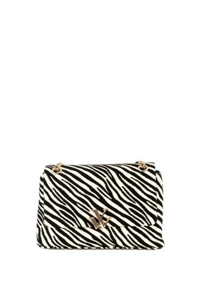 Borsa con strisce zebrate nere e bianche, tracolla a catena dorata e logo metallico dorato sulla patta frontale.